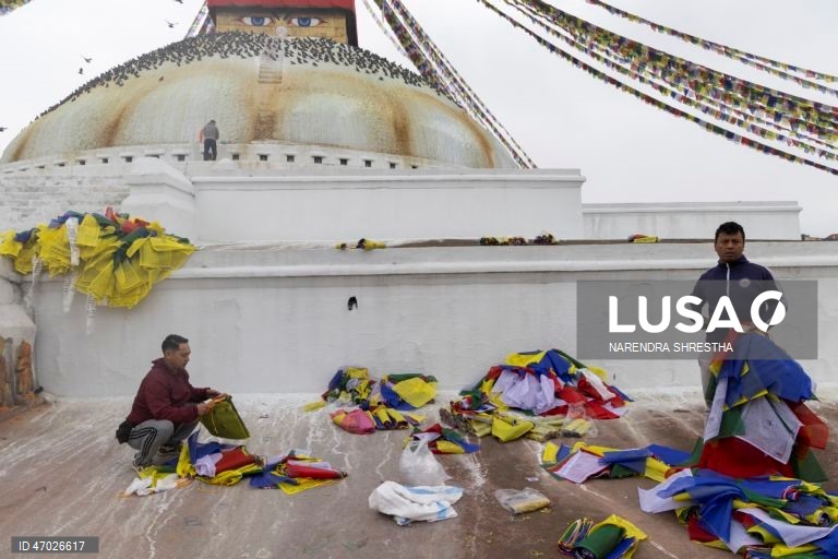 Monges budistas nepaleses à espera de donativos enquanto os peregrinos visitam a Estupa de Boudha durante as celebrações do aniversário de Buda em Catmandu, Nepal. Milhares de devotos budistas e hindus acorreram ao templo para celebrar o tradicional aniversário de Buda, ou Príncipe Siddhartha Gautama, que nasceu há cerca de 2.500 anos em Lumbini, atualmente no Nepal, e é venerado por pessoas em toda a Ásia.  