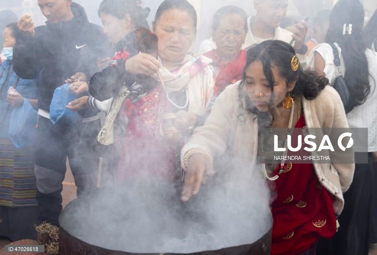 Monges budistas nepaleses à espera de donativos enquanto os peregrinos visitam a Estupa de Boudha durante as celebrações do aniversário de Buda em Catmandu, Nepal. Milhares de devotos budistas e hindus acorreram ao templo para celebrar o tradicional aniversário de Buda, ou Príncipe Siddhartha Gautama, que nasceu há cerca de 2.500 anos em Lumbini, atualmente no Nepal, e é venerado por pessoas em toda a Ásia.  