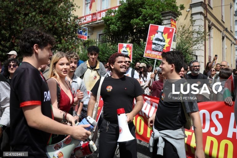 Manifestantes protestam durante a marcha do Dia do Trabalhador convocada pela CGTP-IN, entre o Martim Moniz e a Alameda D. Afonso Henriques, em Lisboa, 01 de maio de 2026. TIAGO PETINGA/LUSA