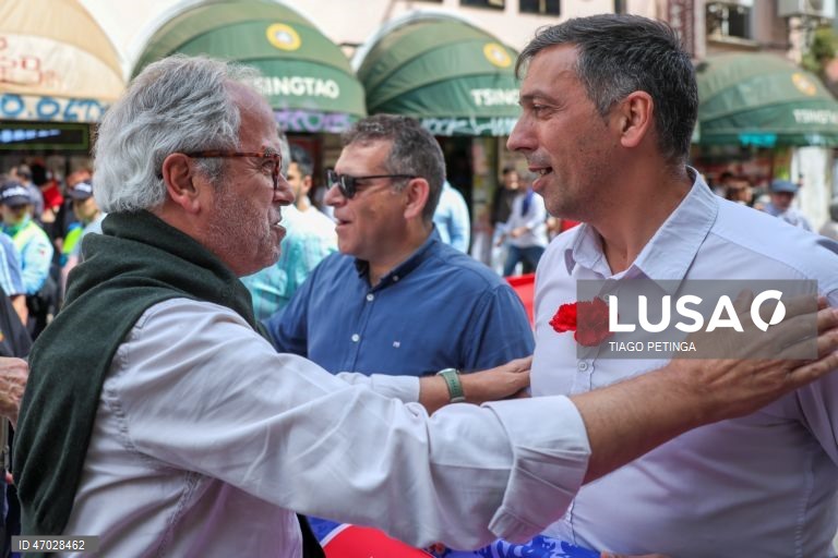 O secretário-geral da CGTP-IN, Tiago Oliveira (D) e o coordenador do Bloco de Esquerda (BE), José Manuel Pureza, cumprimentam-se durante a marcha do Dia do Trabalhador convocada pela CGTP-IN, entre o Martim Moniz e a Alameda D. Afonso Henriques, em Lisboa, 01 de maio de 2026. TIAGO PETINGA/LUSA
