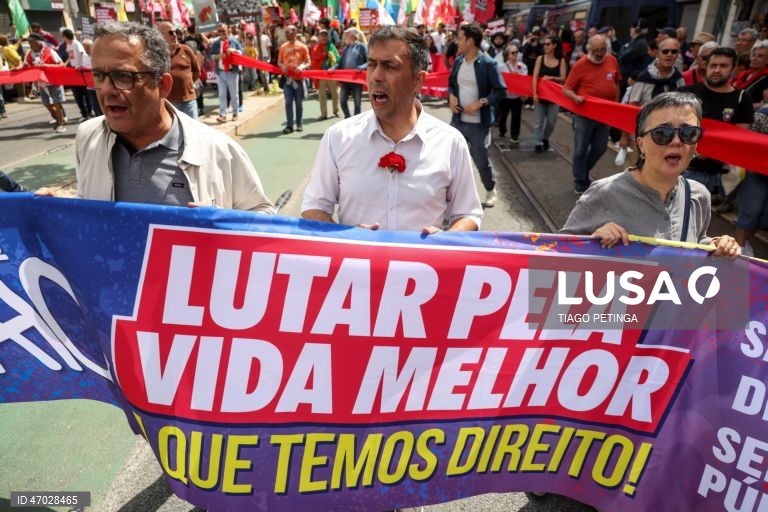 O secretário-geral da CGTP-IN, Tiago Oliveira (C), participa na marcha do Dia do Trabalhador convocada pela CGTP-IN, entre o Martim Moniz e a Alameda D. Afonso Henriques, em Lisboa, 01 de maio de 2026. TIAGO PETINGA/LUSA