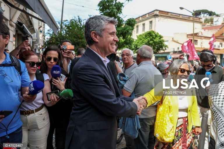 O secretário-geral do Partido Socialista (PS), José Luís Carneiro, participa na marcha do Dia do Trabalhador convocada pela CGTP-IN, entre o Martim Moniz e a Alameda D. Afonso Henriques, em Lisboa, 01 de maio de 2026. TIAGO PETINGA/LUSA