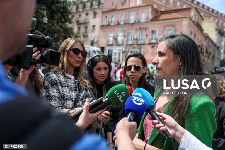 A deputada do Livre, Isabel Mendes Lopes, fala aos jornalistas durante a marcha do Dia do Trabalhador convocada pela CGTP-IN, entre o Martim Moniz e a Alameda D. Afonso Henriques, em Lisboa, 01 de maio de 2026. TIAGO PETINGA/LUSA