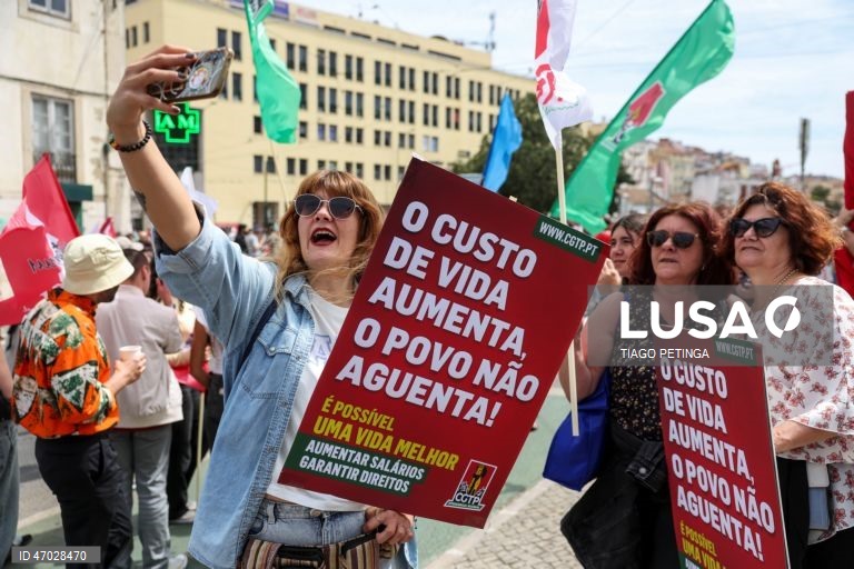 Manifestantes protestam durante a marcha do Dia do Trabalhador convocada pela CGTP-IN, entre o Martim Moniz e a Alameda D. Afonso Henriques, em Lisboa, 01 de maio de 2026. TIAGO PETINGA/LUSA