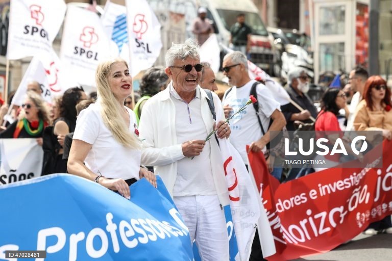 Manifestantes protestam durante a marcha do Dia do Trabalhador convocada pela CGTP-IN, entre o Martim Moniz e a Alameda D. Afonso Henriques, em Lisboa, 01 de maio de 2026. TIAGO PETINGA/LUSA