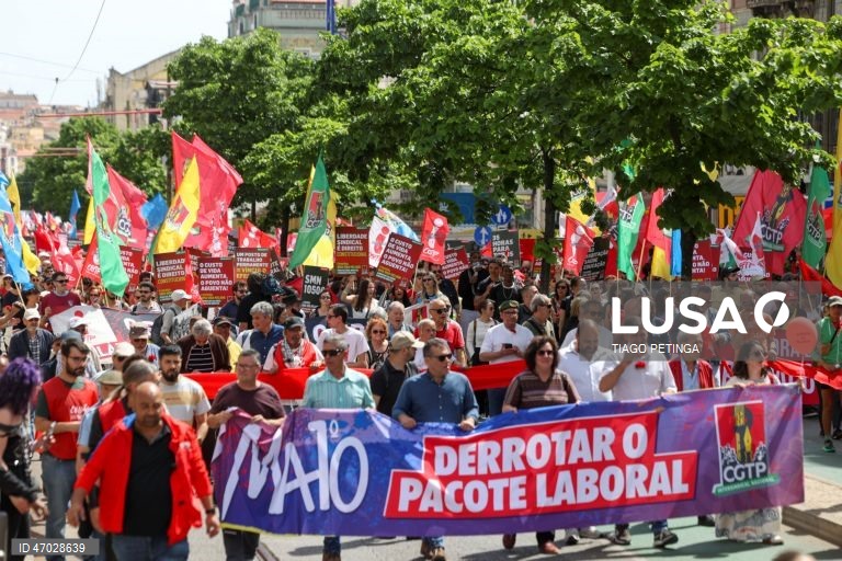 Manifestantes protestam durante a marcha do Dia do Trabalhador convocada pela CGTP-IN, entre o Martim Moniz e a Alameda D. Afonso Henriques, em Lisboa, 01 de maio de 2026. TIAGO PETINGA/LUSA