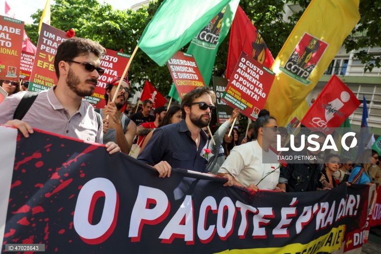 Manifestantes protestam durante a marcha do Dia do Trabalhador convocada pela CGTP-IN, entre o Martim Moniz e a Alameda D. Afonso Henriques, em Lisboa, 01 de maio de 2026. TIAGO PETINGA/LUSA