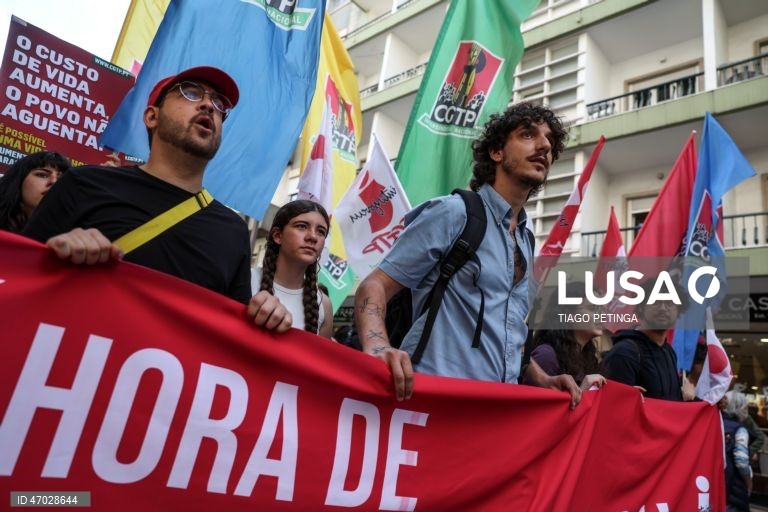 Manifestantes protestam durante a marcha do Dia do Trabalhador convocada pela CGTP-IN, entre o Martim Moniz e a Alameda D. Afonso Henriques, em Lisboa, 01 de maio de 2026. TIAGO PETINGA/LUSA