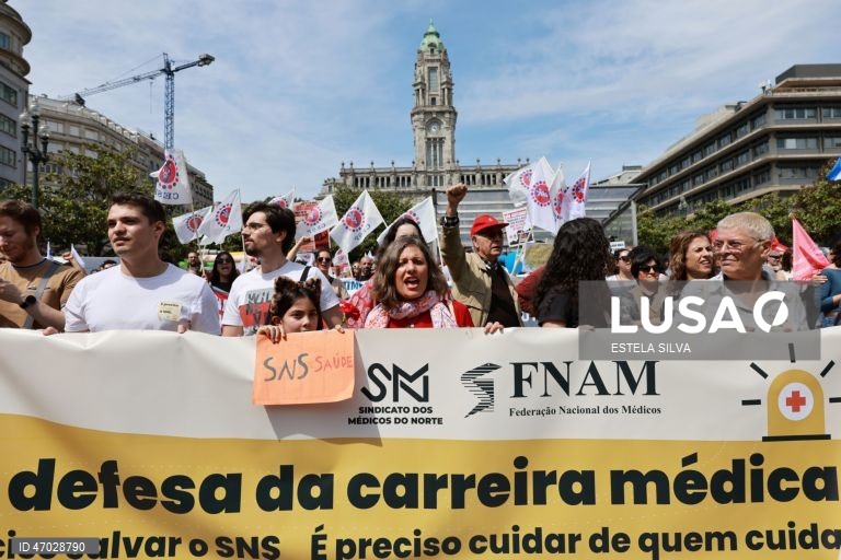 Joana Bordalo e Sá (C), presidente do Sindicato dos Médicos do Norte (SMN), participa na manifestação de médicos contra a degradação do Serviço Nacional de Saúde, no âmbito do Dia do Trabalhador, no Porto, 01 de Maio de 2026. ESTELA SILVA/LUSA