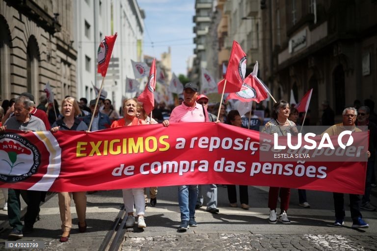 Manifestantes protestam durante a marcha do Dia do Trabalhador no Porto, 01 de Maio de 2026. ESTELA SILVA/LUSA