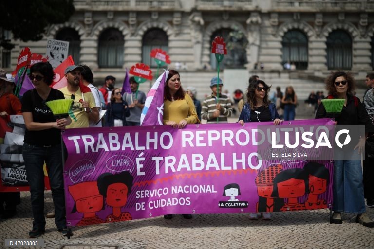 Manifestantes protestam durante a marcha do Dia do Trabalhador no Porto, 01 de Maio de 2026. ESTELA SILVA/LUSA