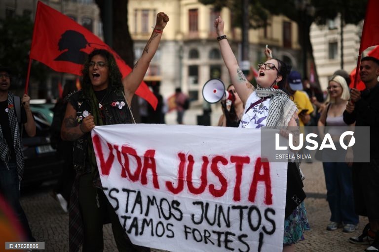 Manifestantes protestam durante a marcha do Dia do Trabalhador no Porto, 01 de Maio de 2026. ESTELA SILVA/LUSA