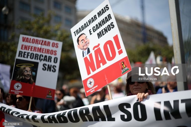 Manifestantes protestam durante a marcha do Dia do Trabalhador no Porto, 01 de Maio de 2026. ESTELA SILVA/LUSA