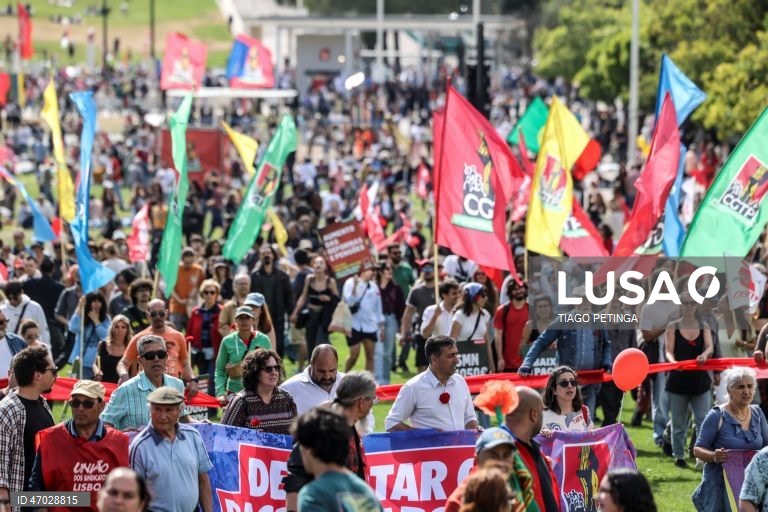 Manifestantes protestam durante a marcha do Dia do Trabalhador convocada pela CGTP-IN, entre o Martim Moniz e a Alameda D. Afonso Henriques, em Lisboa, 01 de maio de 2026. TIAGO PETINGA/LUSA
