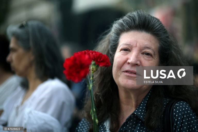 Manifestantes protestam durante a marcha do Dia do Trabalhador no Porto, 01 de Maio de 2026. ESTELA SILVA/LUSA