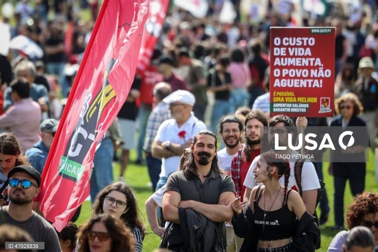 Manifestantes protestam durante a marcha do Dia do Trabalhador convocada pela CGTP-IN, entre o Martim Moniz e a Alameda D. Afonso Henriques, em Lisboa, 01 de maio de 2026. TIAGO PETINGA/LUSA