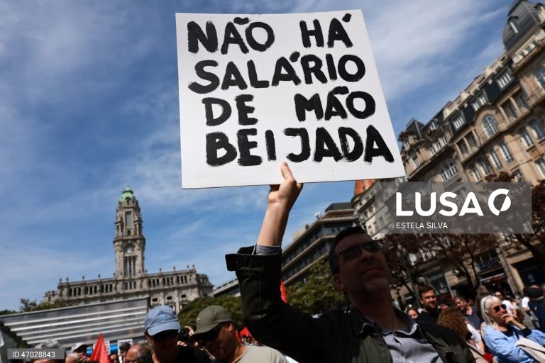 Manifestantes protestam durante a marcha do Dia do Trabalhador no Porto, 01 de Maio de 2026. ESTELA SILVA/LUSA