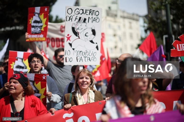 Catarina Martins (C), eurodeputada do Bloco de Esquerda participa na marcha do Dia do Trabalhador no Porto, 01 de Maio de 2026. ESTELA SILVA/LUSA
