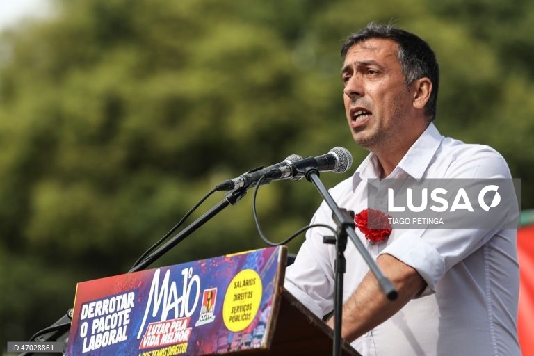 O secretário-geral da CGTP-IN, Tiago Oliveira, intervém durante a marcha do Dia do Trabalhador, na Alameda D. Afonso Henriques, em Lisboa, 01 de maio de 2026. TIAGO PETINGA/LUSA