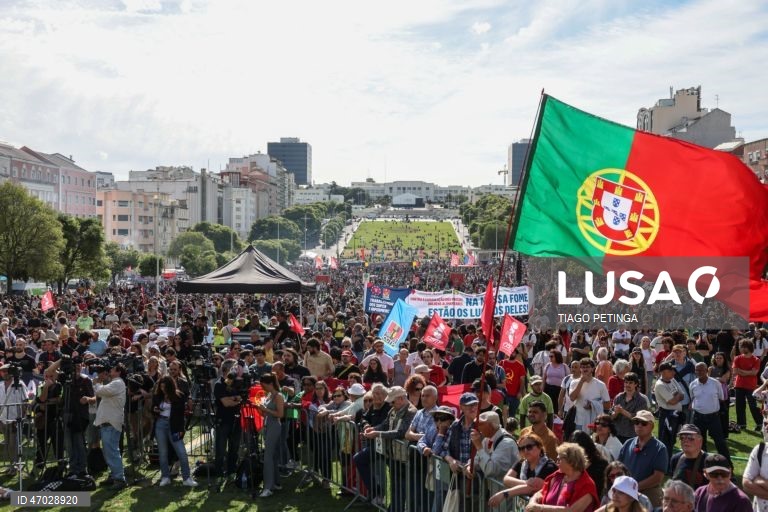 Manifestantes protestam durante a marcha do Dia do Trabalhador convocada pela CGTP-IN, entre o Martim Moniz e a Alameda D. Afonso Henriques, em Lisboa, 01 de maio de 2026. TIAGO PETINGA/LUSA