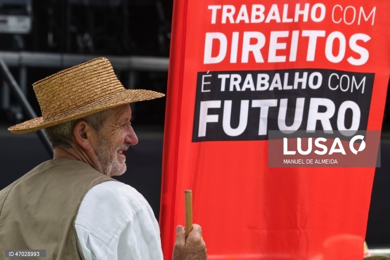 Um manifestante durante a celebração do Dia do Trabalhador, no Centro Desportivo Nacional do Jamor, em oeiras, 01 de maio de 2026. MANUEL DE ALMEIDA/LUSA