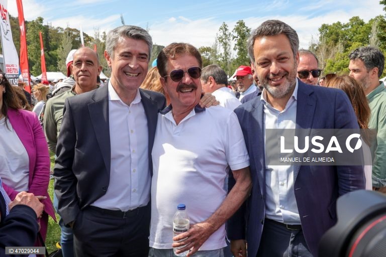 O secretário-geral do Partido Socialista (PS), José Luís Carneiro (E), acompanhado pelo Cantor Quim Barreiros (C), durante a celebração do Dia do Trabalhador, no Centro Desportivo Nacional do Jamor, em oeiras, 01 de maio de 2026. MANUEL DE ALMEIDA/LUSA