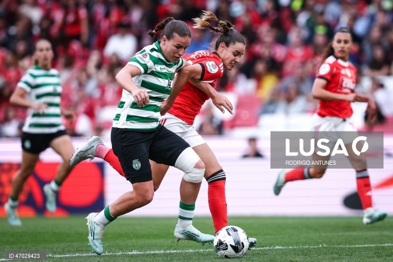O Benfica venceu hoje o Sporting por 3-1, num jogo da 17.ª jornada da I Liga feminina de futebol que antecedeu a entrega do troféu às águias, hexacampeãs nacionais em título, no Estádio da Luz.