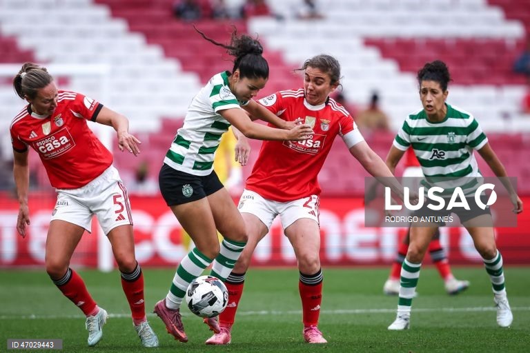 O Benfica venceu hoje o Sporting por 3-1, num jogo da 17.ª jornada da I Liga feminina de futebol que antecedeu a entrega do troféu às águias, hexacampeãs nacionais em título, no Estádio da Luz.