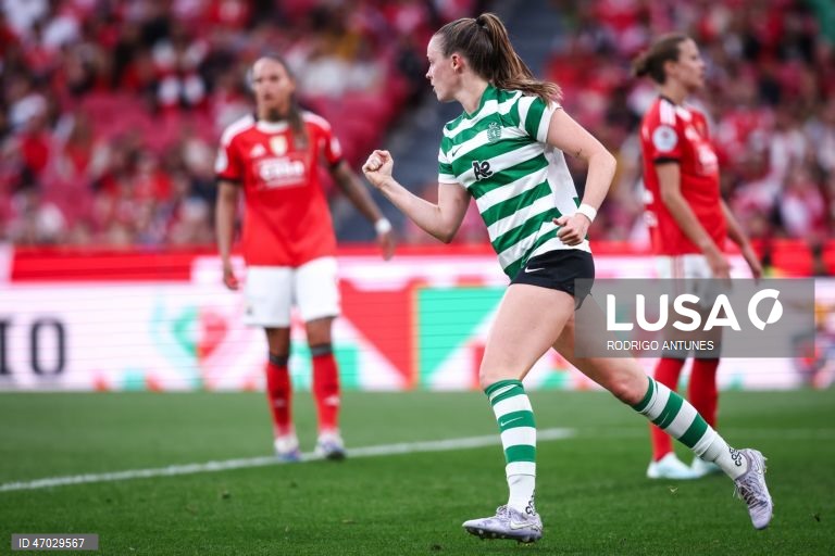 O Benfica venceu hoje o Sporting por 3-1, num jogo da 17.ª jornada da I Liga feminina de futebol que antecedeu a entrega do troféu às águias, hexacampeãs nacionais em título, no Estádio da Luz.