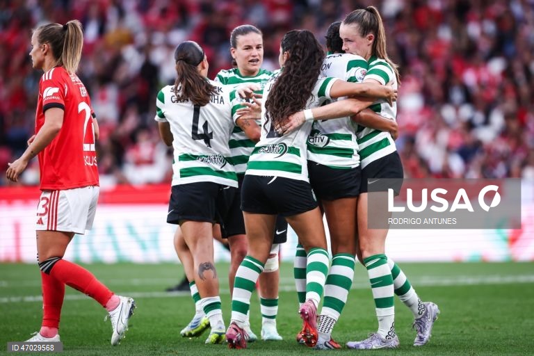 O Benfica venceu hoje o Sporting por 3-1, num jogo da 17.ª jornada da I Liga feminina de futebol que antecedeu a entrega do troféu às águias, hexacampeãs nacionais em título, no Estádio da Luz.