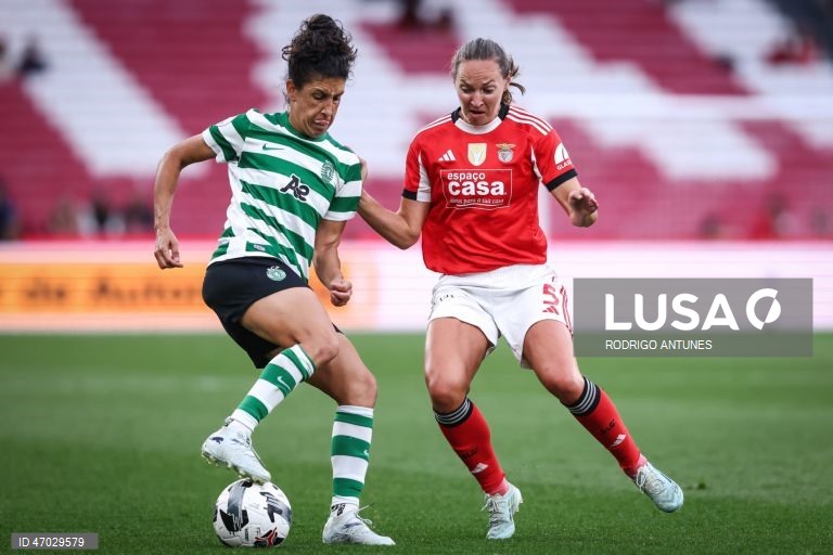 O Benfica venceu hoje o Sporting por 3-1, num jogo da 17.ª jornada da I Liga feminina de futebol que antecedeu a entrega do troféu às águias, hexacampeãs nacionais em título, no Estádio da Luz.