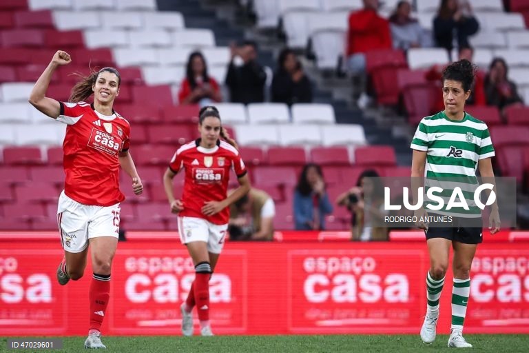 O Benfica venceu hoje o Sporting por 3-1, num jogo da 17.ª jornada da I Liga feminina de futebol que antecedeu a entrega do troféu às águias, hexacampeãs nacionais em título, no Estádio da Luz.