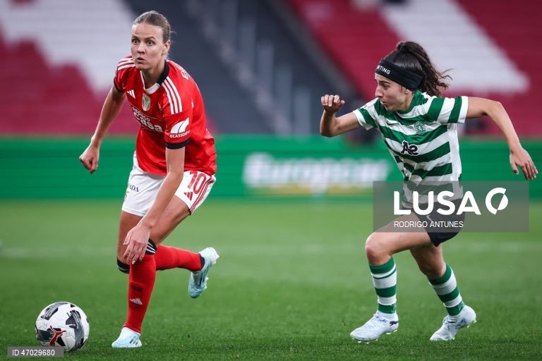 O Benfica venceu hoje o Sporting por 3-1, num jogo da 17.ª jornada da I Liga feminina de futebol que antecedeu a entrega do troféu às águias, hexacampeãs nacionais em título, no Estádio da Luz.
