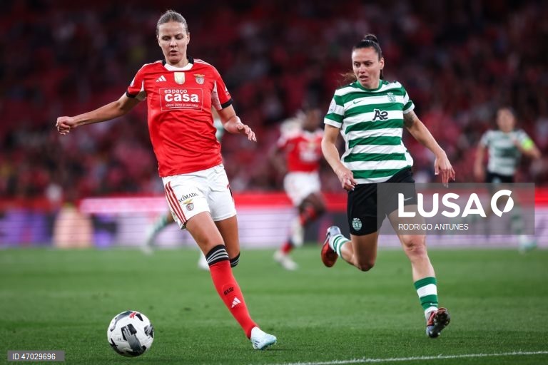 O Benfica venceu hoje o Sporting por 3-1, num jogo da 17.ª jornada da I Liga feminina de futebol que antecedeu a entrega do troféu às águias, hexacampeãs nacionais em título, no Estádio da Luz.