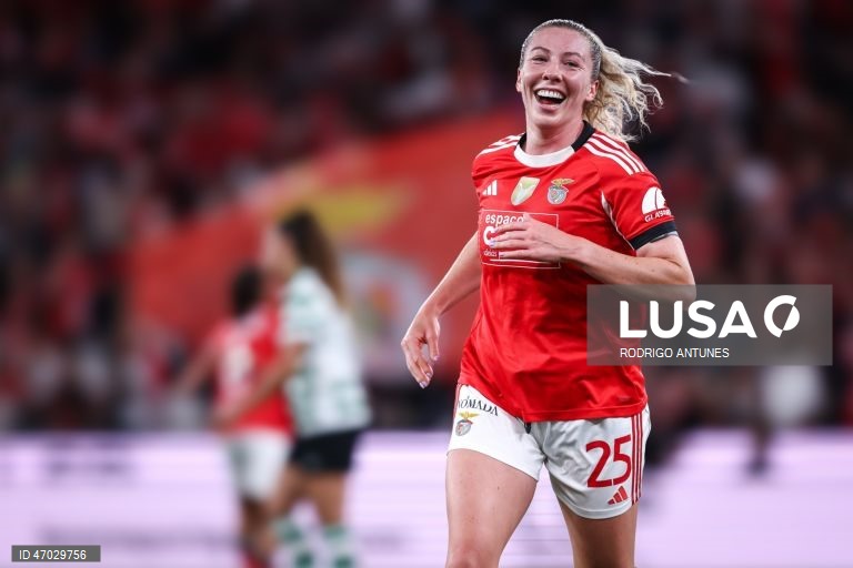O Benfica venceu hoje o Sporting por 3-1, num jogo da 17.ª jornada da I Liga feminina de futebol que antecedeu a entrega do troféu às águias, hexacampeãs nacionais em título, no Estádio da Luz.