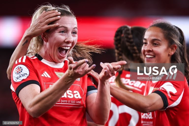 O Benfica venceu hoje o Sporting por 3-1, num jogo da 17.ª jornada da I Liga feminina de futebol que antecedeu a entrega do troféu às águias, hexacampeãs nacionais em título, no Estádio da Luz.