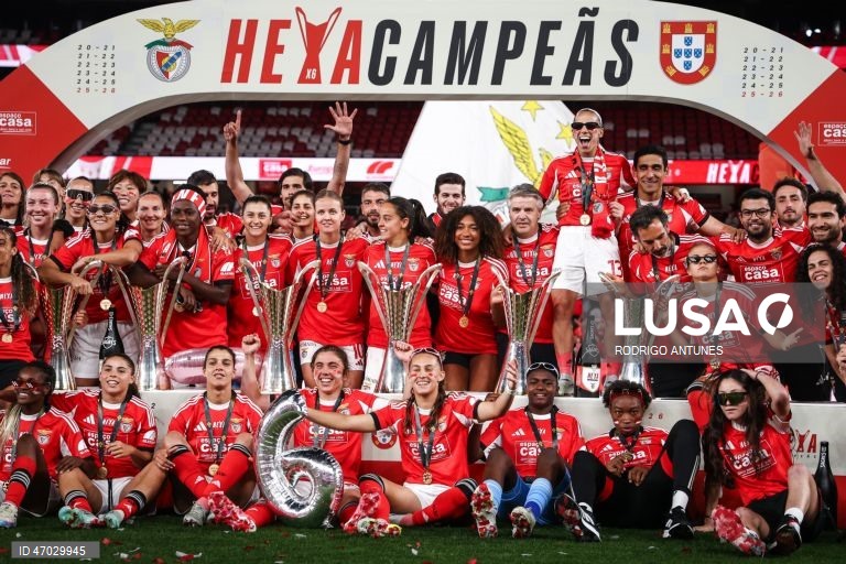 O Benfica venceu hoje o Sporting por 3-1, num jogo da 17.ª jornada da I Liga feminina de futebol que antecedeu a entrega do troféu às águias, hexacampeãs nacionais em título, no Estádio da Luz.