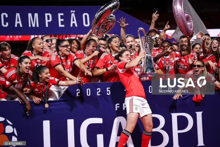 O Benfica venceu hoje o Sporting por 3-1, num jogo da 17.ª jornada da I Liga feminina de futebol que antecedeu a entrega do troféu às águias, hexacampeãs nacionais em título, no Estádio da Luz.