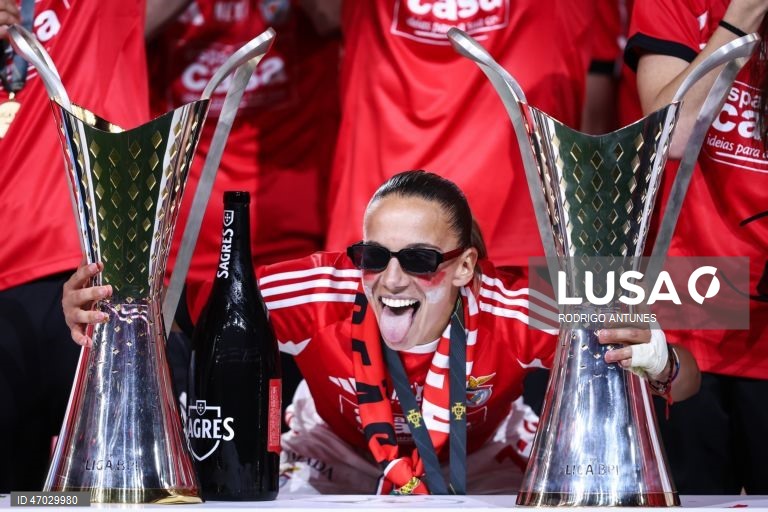 O Benfica venceu hoje o Sporting por 3-1, num jogo da 17.ª jornada da I Liga feminina de futebol que antecedeu a entrega do troféu às águias, hexacampeãs nacionais em título, no Estádio da Luz.