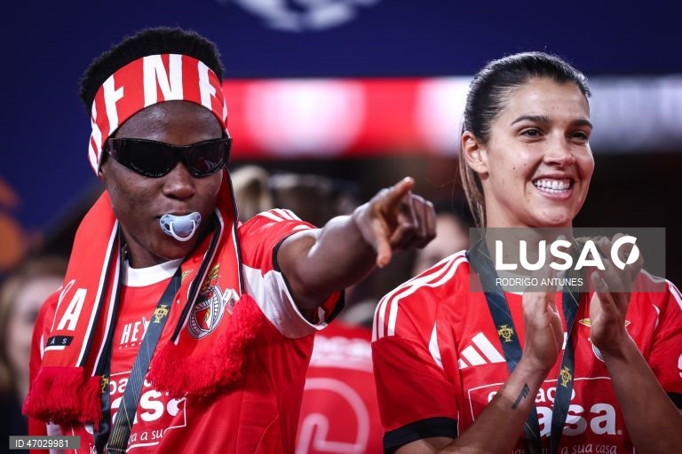 O Benfica venceu hoje o Sporting por 3-1, num jogo da 17.ª jornada da I Liga feminina de futebol que antecedeu a entrega do troféu às águias, hexacampeãs nacionais em título, no Estádio da Luz.