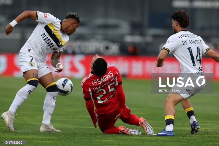 O Benfica empatou hoje a dois golos em casa do Famalicão, em jogo da 32.ª jornada da I Liga portuguesa de futebol, e pode ser apanhado pelo Sporting no segundo lugar.