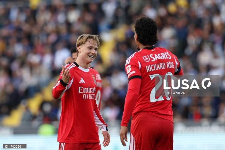 O Benfica empatou hoje a dois golos em casa do Famalicão, em jogo da 32.ª jornada da I Liga portuguesa de futebol, e pode ser apanhado pelo Sporting no segundo lugar.