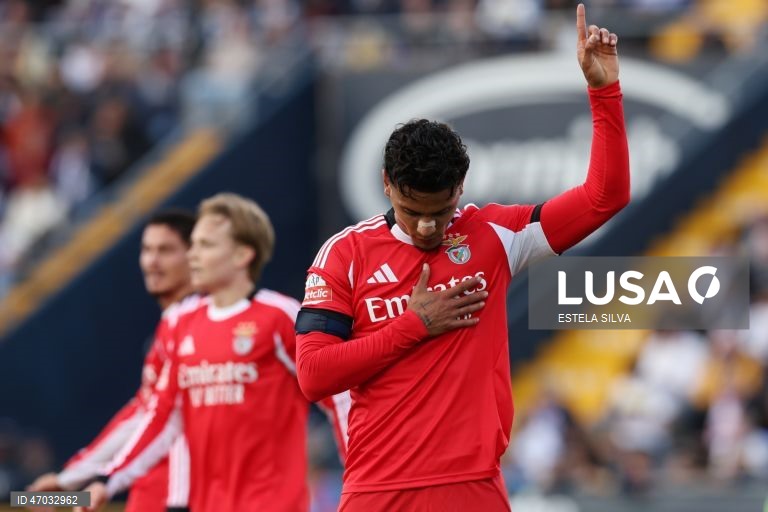 O Benfica empatou hoje a dois golos em casa do Famalicão, em jogo da 32.ª jornada da I Liga portuguesa de futebol, e pode ser apanhado pelo Sporting no segundo lugar.