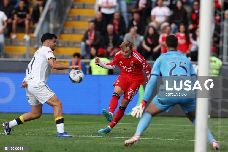 O Benfica empatou hoje a dois golos em casa do Famalicão, em jogo da 32.ª jornada da I Liga portuguesa de futebol, e pode ser apanhado pelo Sporting no segundo lugar.