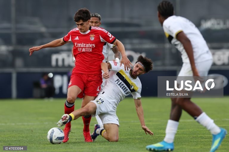 O Benfica empatou hoje a dois golos em casa do Famalicão, em jogo da 32.ª jornada da I Liga portuguesa de futebol, e pode ser apanhado pelo Sporting no segundo lugar.