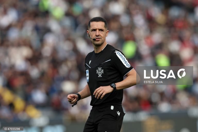 O Benfica empatou hoje a dois golos em casa do Famalicão, em jogo da 32.ª jornada da I Liga portuguesa de futebol, e pode ser apanhado pelo Sporting no segundo lugar.