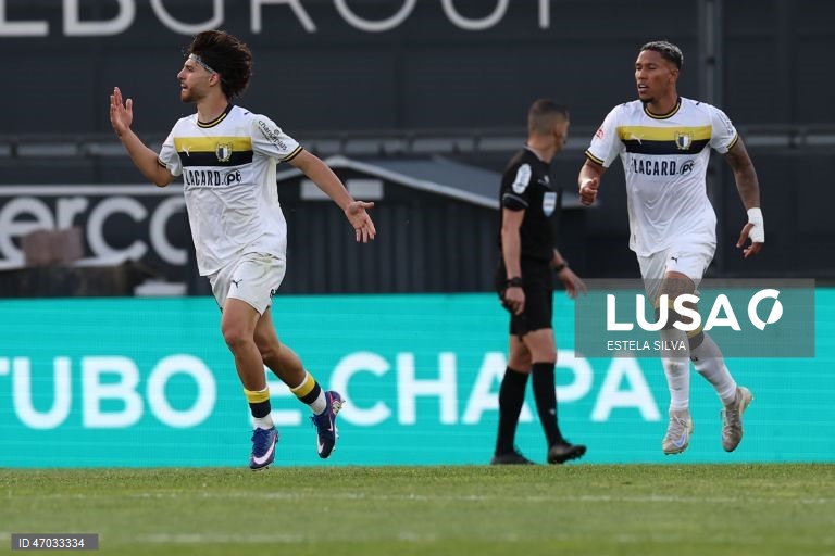 O Benfica empatou hoje a dois golos em casa do Famalicão, em jogo da 32.ª jornada da I Liga portuguesa de futebol, e pode ser apanhado pelo Sporting no segundo lugar.