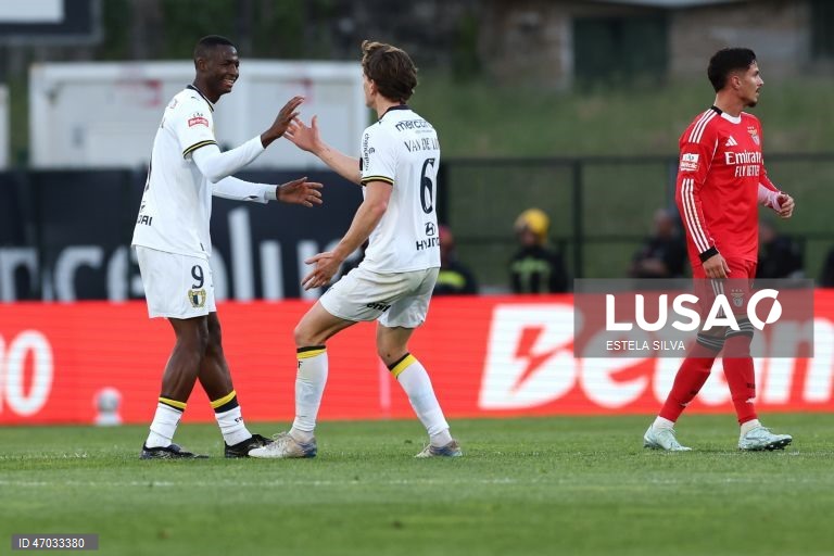 O Benfica empatou hoje a dois golos em casa do Famalicão, em jogo da 32.ª jornada da I Liga portuguesa de futebol, e pode ser apanhado pelo Sporting no segundo lugar.