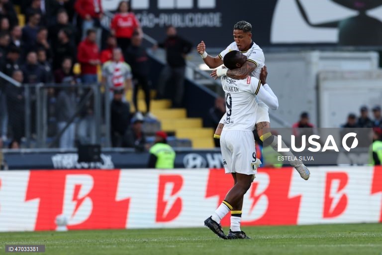 O Benfica empatou hoje a dois golos em casa do Famalicão, em jogo da 32.ª jornada da I Liga portuguesa de futebol, e pode ser apanhado pelo Sporting no segundo lugar.