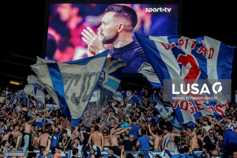 O FC Porto sagrou-se hoje campeão nacional de futebol pela 31.ª vez na sua história, após vitória frente ao Alverca, por 1-0.